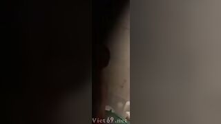 Quay lén em hàng xóm tắm