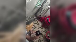 Quay lén em gái tắm