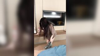 thay đồ đi tắm để còn bắt anh trả bài!