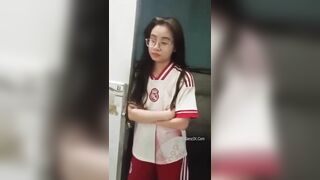 Cho Vợ Đi Làm Công Nhân Dắt Trai Về Phòng Ngủ Xài Cả Dầu Gội Durex