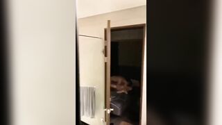 Khi có thằng bạn ở chung là fuckboy, mỗi ngày dẫn 1 em về