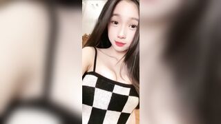 Tiếng rên của em van khắp nhà vệ sinh