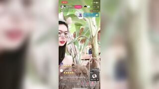 Idol thư xinh trả kèo cạ bướm vào cây chuối siêu cuốn