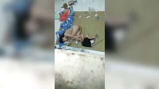 Rách mẹ quần rồi! Nhảy xuống làm luôn!kkk