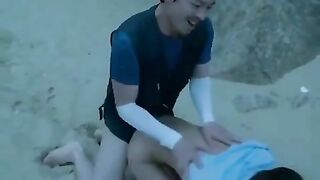 Koerea cưỡng bức ngoài biển hai em xinh tươi Doggy