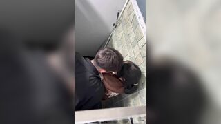 Cặp đôi học sinh cấp 3 nào đó chịch trong WC bị thằng bạn theo quay lén