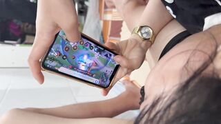 Cho em gái mượn điện thoại chơi liên quân , điều kiện là buscu