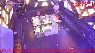 Cặp đôi đi karaoke địt nhau bị nhân viên check camera phát hiện