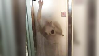 Đi tắm cũng không yên