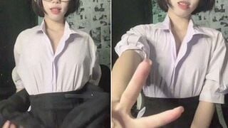 Em sinh viên thủ dâm bất ngờ bị anh trai phát hiện