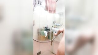Gái xinh đi tắm và quay video cho bạn xem
