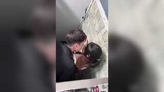 Học sinh chịch nhau trong nhà vệ sinh bị quay lén