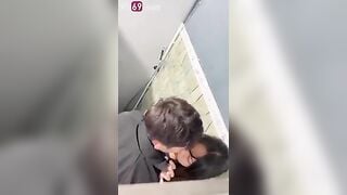 Học sinh chịch nhau trong nhà vệ sinh bị quay lén