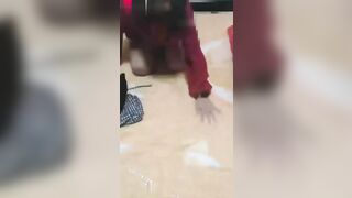 Làm gì khi 2 anh em ở một mình với nhau