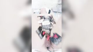 Bị chích điện sướng quá đái cả ra giường