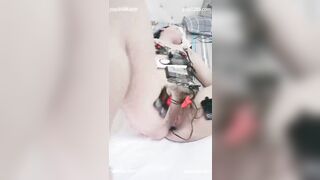Bị chích điện sướng quá đái cả ra giường