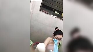 Anh rể đồi bại quay lén em vợ mình trong khi đang tắm
