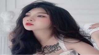 Trên giường, Phương Min chơi trò thú nhún rất vui vẻ với bạn trai