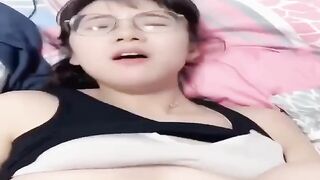 Cô gái xinh đẹp đeo kính cận đang tình dục với người bạn trai cực sung