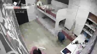 Bằng cách hack camera, ai ngờ đã có thể chứng kiến cảnh nóng bỏng của đôi vợ chồng