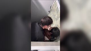 Đang đi trung tâm thương mại nứng quá dắt nhau wc địt cho thoả mãn