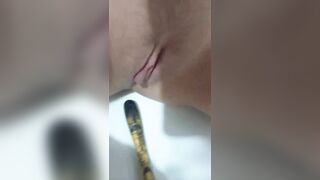 Em gái lồn non không lông thủ dâm bằng bàn chải chảy dịch trắng cực ngon
