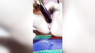 Chỉ gái ở nhà một mình nứng lồn quá thủ dâm cho bớt ngứa lồn