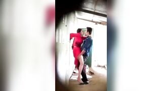 Cặp đôi đi ăn tiệc nứng quá vào nhà kho địt nhau bị quay lén lại