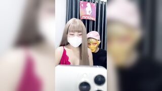 2 em gái xinh live fb 4