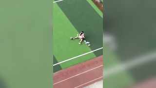 Học sinh public sân bóng như trốn không người