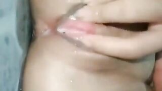 Em gái đi tắm không quên thủ dâm cho anh ny xem công nhận thằng ny số hưởng vkl anh ạ