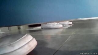 29.07Quay Lén Gái Xinh Đi Đái Ở WC Công Cộng