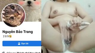Clip Sex Nguyễn Bảo Trang Móc Bím Trong Toilet