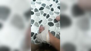 Thủ dâm với quần lót của chị gái mới mặc