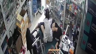 Hack camera Vợ làm tiệm thuốc, trưa đến cứ đè nhau ra chịch