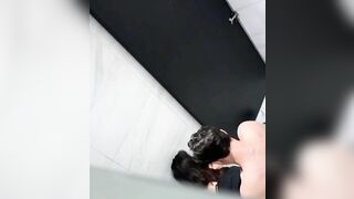 Lén lút địt nhau trong WC nhà hàng đến mức co giật