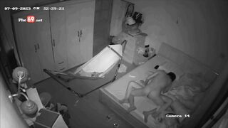 Hack cam cặp vợ chồng tranh thủ con ngủ địt hăng say 2