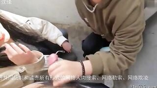 Thật thú vị khi bạn gái nhỏ của tôi rủ bạn thân của mình quan hệ tình dục ngoài trời.