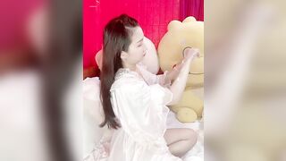 Em thử kem body
