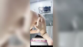 Gái xinh móc lồn trong tolet nước bắn tung tóe