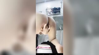 Gái xinh móc lồn trong tolet nước bắn tung tóe