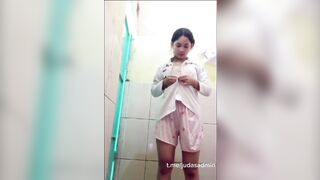 Em học sinh  quay clip tắm cho người yêu