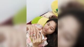 Mẹ trẻ Việt Nam chiều con cho con vén vày rồi bú lồn