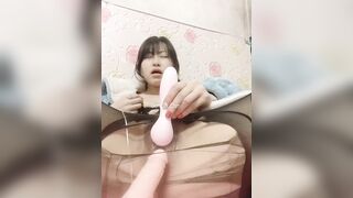 Xé Toạc Tất Lưới Rồi Nhét Vội Sextoy Vào Lồn Vì Quá Nứng
