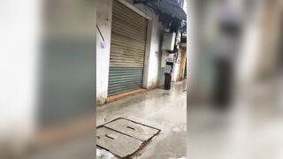 Trời mưa cuốn bay quần áo của em🥲