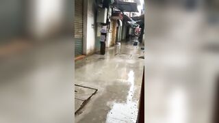Trời mưa cuốn bay quần áo của em🥲