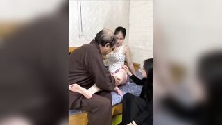 Ông thầy bói biến thái vừa khám vừa mân