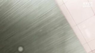 Đi nhầm vào toilet nữ thì quay được cảnh này, mấy em học sinh giờ dạn thật
