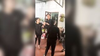 Quảng linh biến cực căng tiểu tam đến nhà chính thất đánh ghen