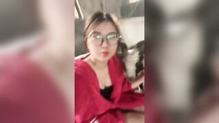 Có thằng nào không mê gái đâu. Vuốt trụ nó quen rồi